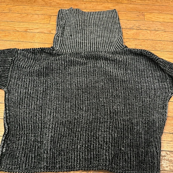 LF zipper detail cropped sweater- size S, never worn - Picture 5 of 6